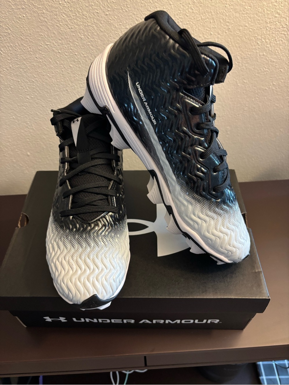 YOUTH FOOTBALL Cleats by Under Armour Youth Black and White High-Top
Size 5.5